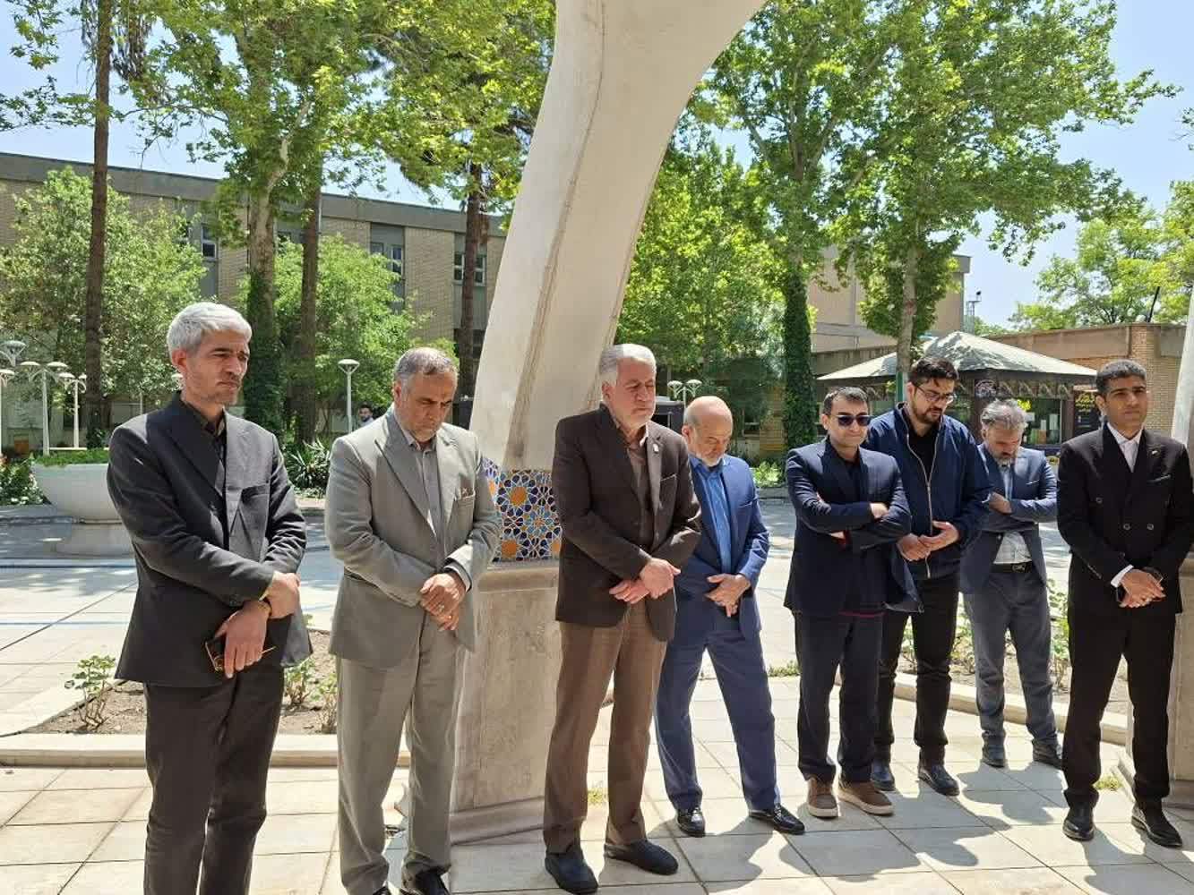 تصویر مراسم ادای احترام به مقام شهدای گمنام همزمان باگرامیداشت هفته معلم و دهه سرآمدی آموزش